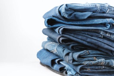 Beyaz arka planda Denim pantolonu var. Moda kıyafetleri, alışveriş.