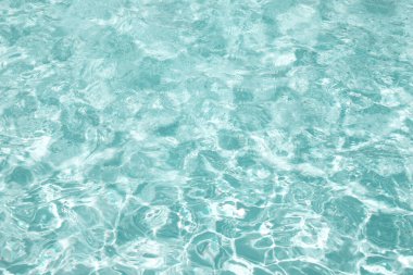 Dalgalanmalı soyut su arka planı. Hafif nedensel etki. Işık ve gölge oyunu, dalgaların dokusu ve sıçramalar..