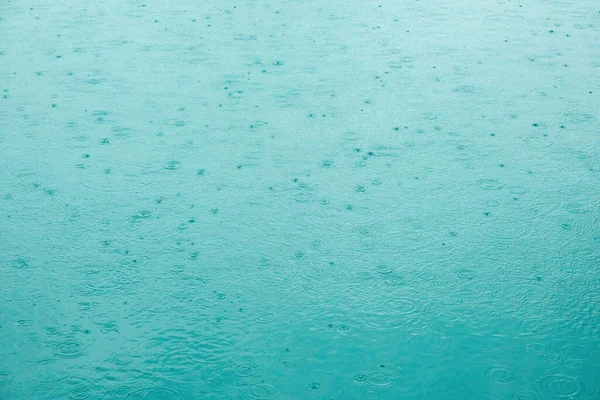 Υπόβαθρο Επιφάνεια Νερού Κύκλους Από Σταγόνες Βροχής Υφή Κυματισμού Νερού — Φωτογραφία Αρχείου