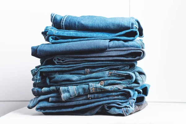 Beyaz arka planda Denim pantolonu var. Moda kıyafetleri, alışveriş.