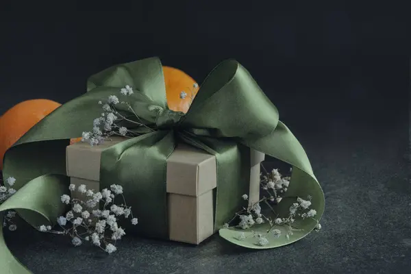 Подарункова Коробка Зеленою Стрічкою Пов Язана Бантом Мандаринами Дрібними Квітами — стокове фото