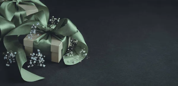 Papieren Geschenkdozen Met Groene Linten Gebonden Een Strik Kleine Bloemen — Stockfoto