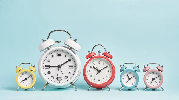 Cinco Relojes Alarma Diferentes Colores Muestran Tiempos Diferentes Inicio Del — Foto de Stock