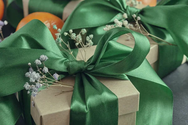 Паперові Подарункові Коробки Зеленими Стрічками Пов Язані Бантом Мандаринами Чорним — стокове фото