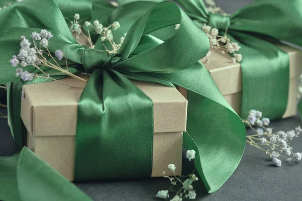 Паперові Подарункові Коробки Зеленими Стрічками Пов Язані Бантом Дрібними Квітами — стокове фото