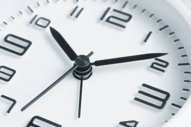 Saat 10 yönünde beyaz bir saat yüzü var..