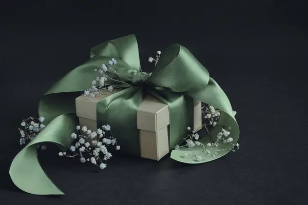Паперова Подарункова Коробка Оливковою Зеленою Стрічкою Пов Язана Бантом Дрібними — стокове фото