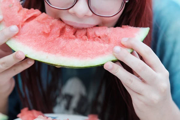 Meisje Eet Een Schijfje Rijpe Rode Watermeloen Close — Stockfoto