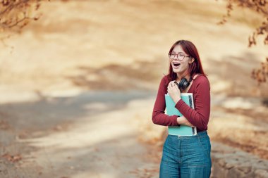 Not defterleri tutan öğrenci kız mutlu bir şekilde şaşırdı. Sınavları, okulu ve yüksek eğitimi başarıyla geçtin..