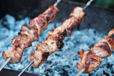 Izgara domuz eti pişirip kömür tüttürüyorum. Izgarada şiş kebap.