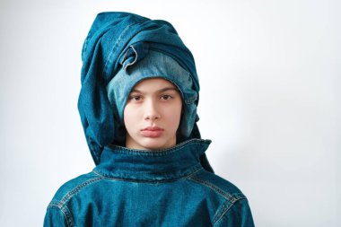 Sarık gibi bir kot başlık giyen bir kızın portresi. Kot pantolon, kot pantolon..