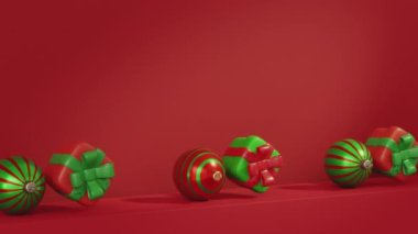 Noel ağacı topları ve hediye kutuları kırmızı arka planda birbirlerini itiyorlar. Noel ve Yeni Yıl konsepti. 3 boyutlu görüntüleme. Kusursuz döngülü video.