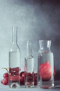 Temiz Cam Şişelerde Suyun İçinden Görülen Üzümlerin Yaşamı