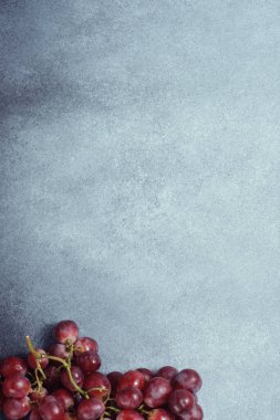 Boşluğu Kopyalayan Gri Yüzeydeki Kırmızı Üzümlerin Köşe Kompozisyonu