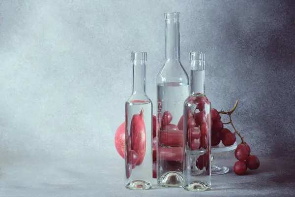 Temiz Cam Şişelerde Suyun İçinden Görülen Üzümlerin Yaşamı