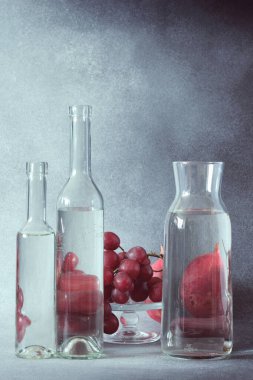 Temiz Cam Şişelerde Suyun İçinden Görülen Üzümlerin Yaşamı