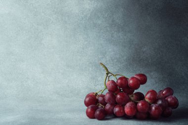 Metin İçin Alanı Olan Gri Yüzeyde Canlı Kırmızı Üzüm Demeti