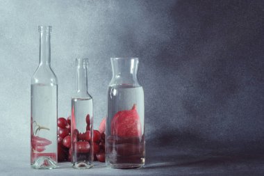 Temiz Cam Şişelerde Suyun İçinden Görülen Üzümlerin Yaşamı