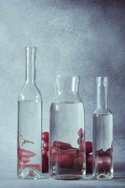 Temiz Cam Şişelerde Suyun İçinden Görülen Üzümlerin Yaşamı