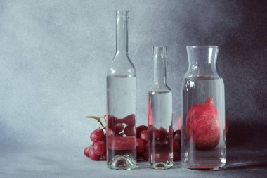 Temiz Cam Şişelerde Suyun İçinden Görülen Üzümlerin Yaşamı