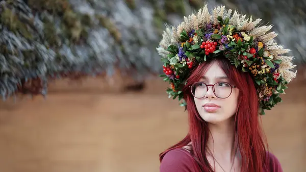 Gadis Berambut Merah Yang Cantik Dalam Karangan Bunga Yang Terbuat Stok Foto