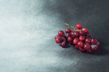 Metin İçin Alanı Olan Gri Yüzeyde Canlı Kırmızı Üzüm Demeti