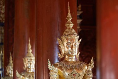 Tayland 'daki Wat phra kaew tapınağındaki altın Buda heykeli
