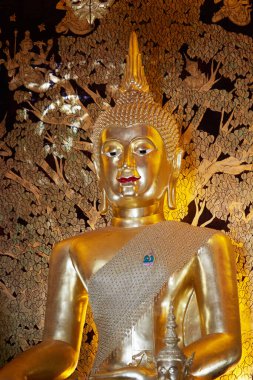 Tapınakta altın Buda heykeli