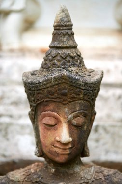 Buda heykeli bahçede.