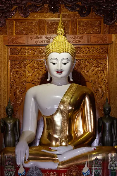 Tapınaktaki Altın Buda Heykeli — Stok fotoğraf