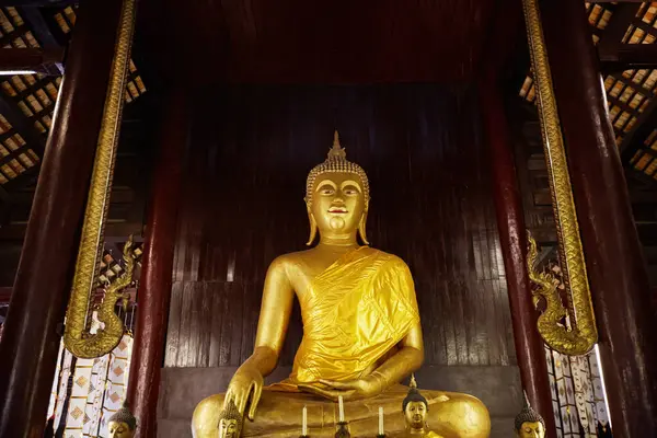 Buda Heykeli Tapınakta — Stok fotoğraf