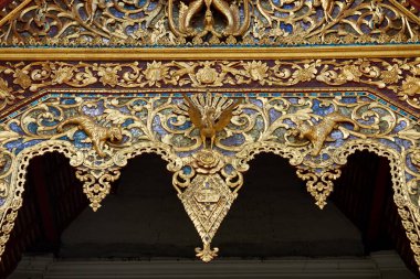 Süslerle, mücevherlerle bezenmiş tavanlar..