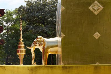 Thai tapınağı, Tayland - 25 Aralık, 2017: Wat phra kaew tapınağındaki altın Buda heykelleri