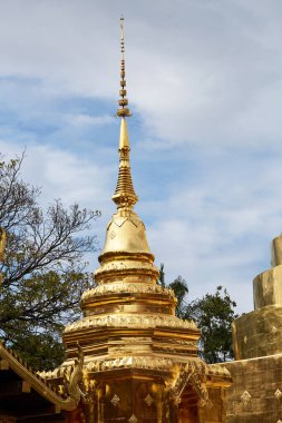 Tayland 'ın Chiang Rai bölgesindeki tapınakta altın stupa..