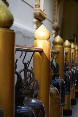 Bir sürü suyu olan paslı metal bir boru.