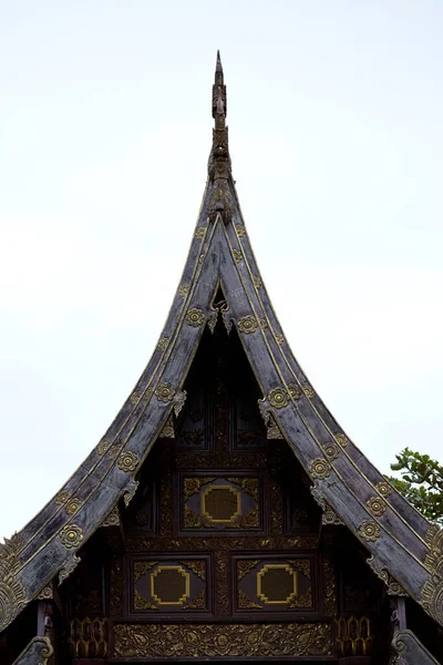 Tayland Geleneksel Çatısında Siyah Arka Plan Tayland Tapınağı — Stok fotoğraf