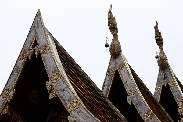 泰族传统泰族风格寺庙的屋顶 — 图库照片