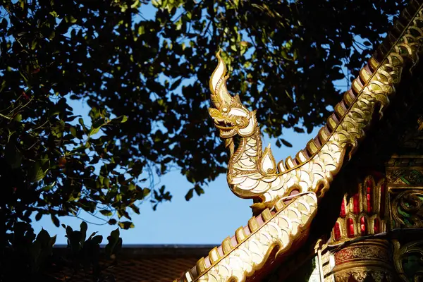 Γλυπτική Δράκος Στην Οροφή Του Ναού Στην Μπανγκόκ Ταϊλάνδη — Φωτογραφία Αρχείου
