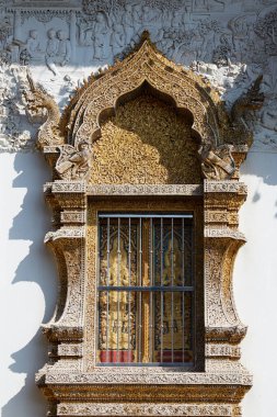 Tapınağın geleneksel Çin tarzı kapısı.