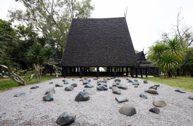 Köydeki geleneksel Thai evi.