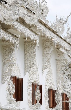 Çin Budist tapınağının güzel beyaz sıva süslemesi.