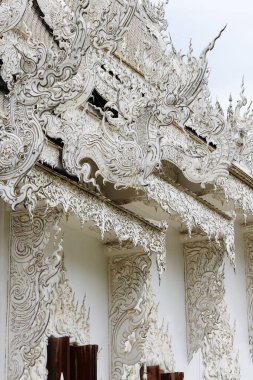 Tapınağın çatısında beyaz Thai tapınağı