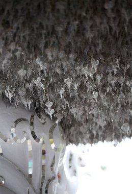 Tayland tapınağındaki metal dua tabletleri