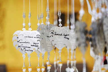 Piyasadaki güzel renkli el yapımı dekorasyonların yakın çekimi.