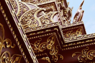 Thai geleneksel tarzı tahta tapınak çatısı
