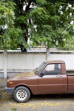 Şehirdeki eski araba.