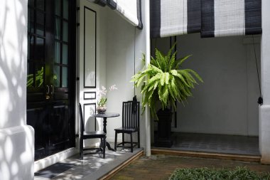 Beyaz duvarlı güzel bir ev.