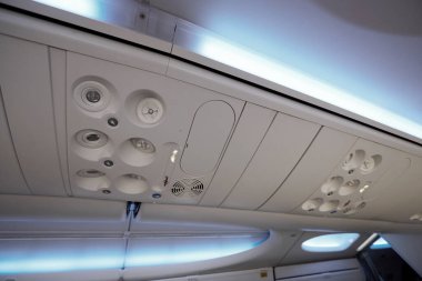 Modern bir havaalanının içinde.