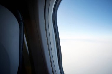 bir uçağın penceresi