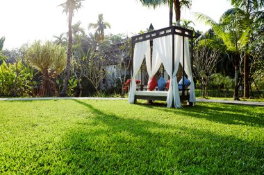 Bahçedeki boş veranda